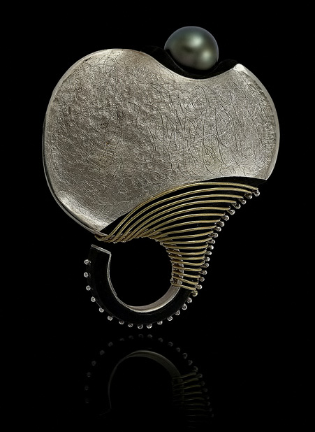 ALISHAN DESIGN: Unique Two Tone 18kt Gold Diamond, Black & White