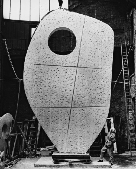 Barbara-Hepworth-with-the-plaster-of-Single-Form-1961–4-at-the-Morris-Singer-foundry,-London,-May-1963