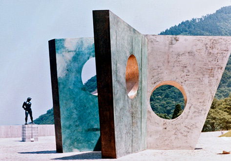 hepworth-stephens-Barbara-Hepworth's-Three-Obliques-(Walk-In)-1968-installed-beside-Aristide-Maillol’s-Action-in-Chains-1906-at-Hakone-Open-Air-Museum,-1970